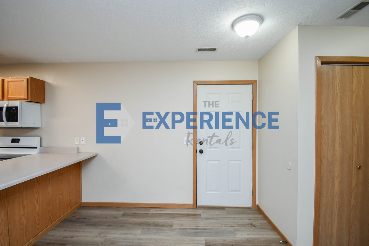 1422 E Redwood Blvd - Photo 3 of 28
