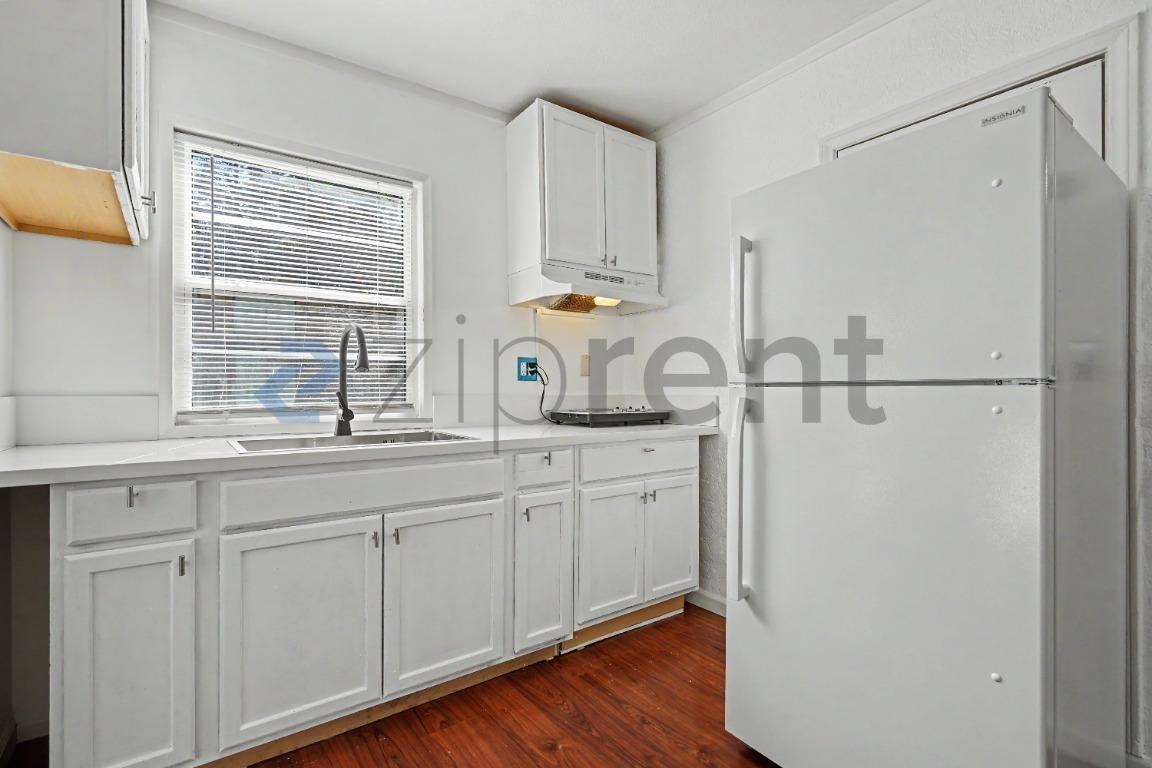 2755 Sanborn Ave - Photo 7 of 14