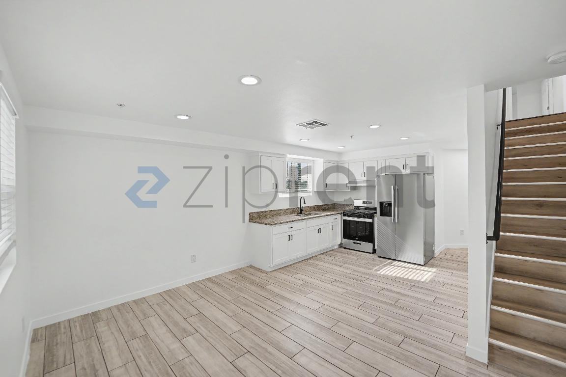 828 1/4 W 80th St - Photo 4 of 15
