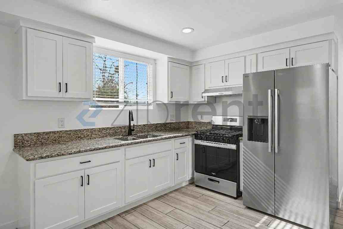 828 1/4 W 80th St - Photo 6 of 15