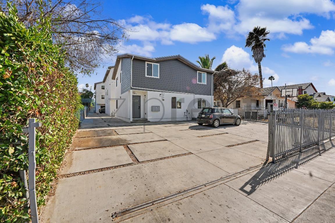 826 W 80th St - Photo 2 of 15