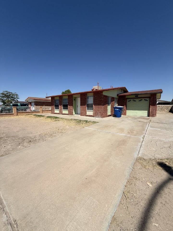 955 Versailles Dr - Photo 4 of 50