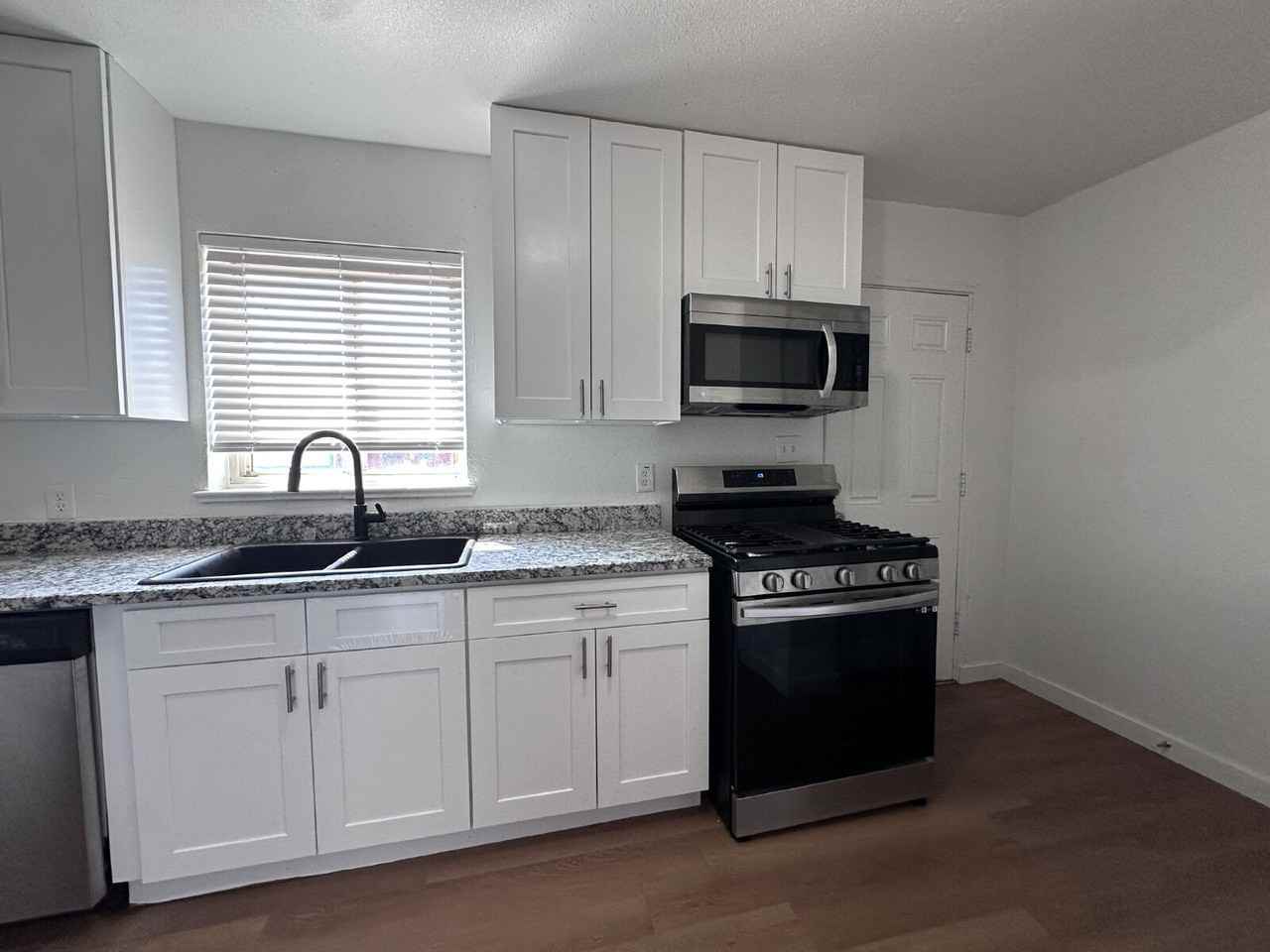 1526 Ulster St - Photo 2 of 8
