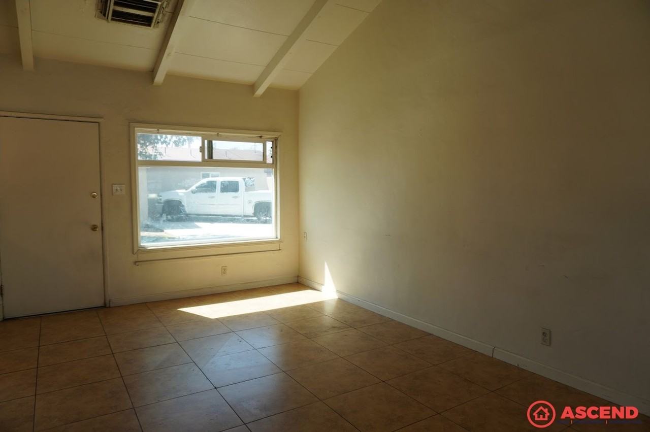 1700 Shamrock Way - Photo 3 of 18