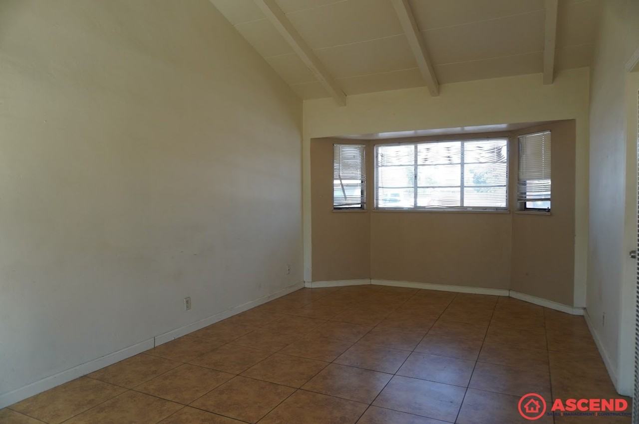 1700 Shamrock Way - Photo 4 of 18