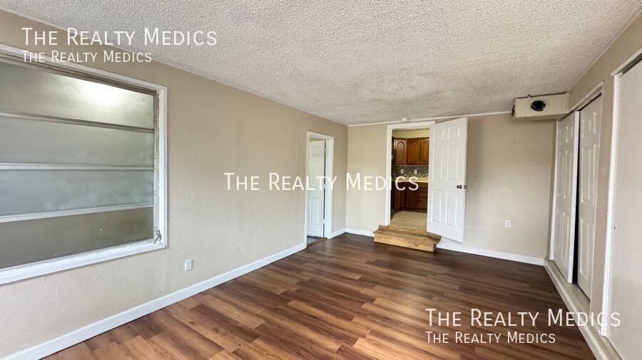 1100 Santa Anita St - Photo 3 of 37