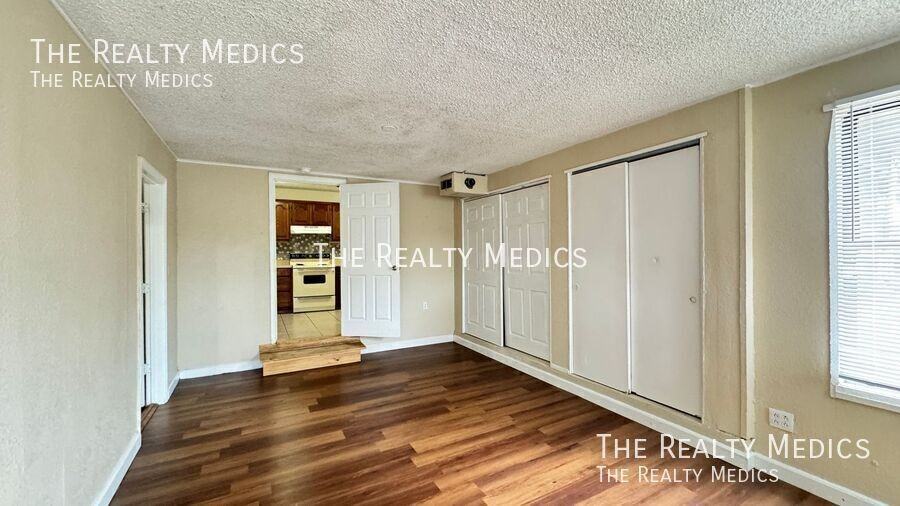 1100 Santa Anita St - Photo 4 of 37