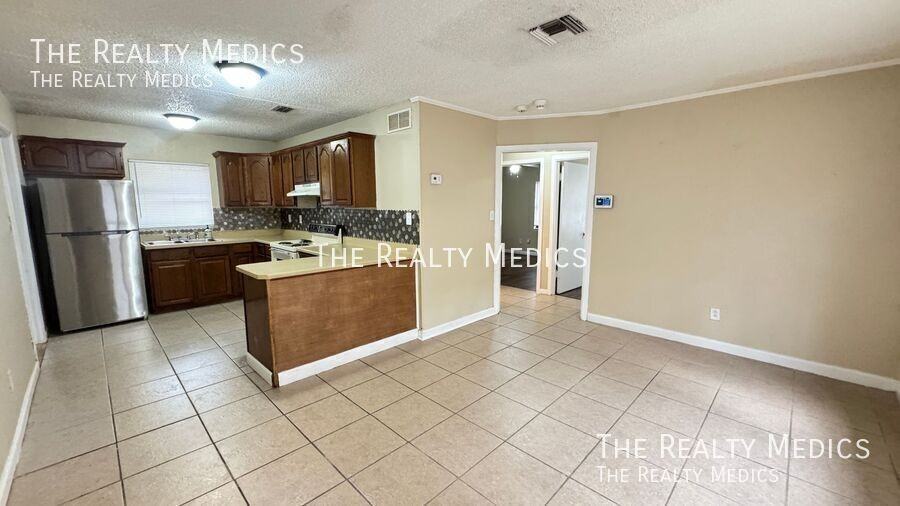 1100 Santa Anita St - Photo 6 of 37