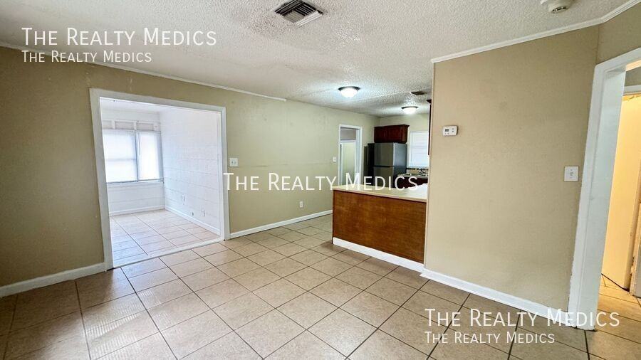 1100 Santa Anita St - Photo 7 of 37