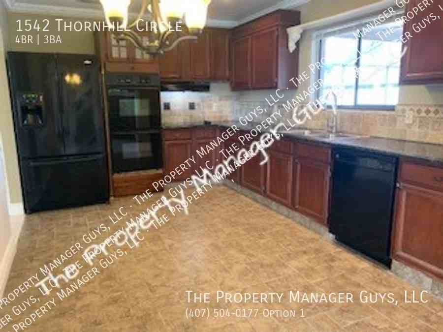 1542 Thornhill Cir - Photo 6 of 44