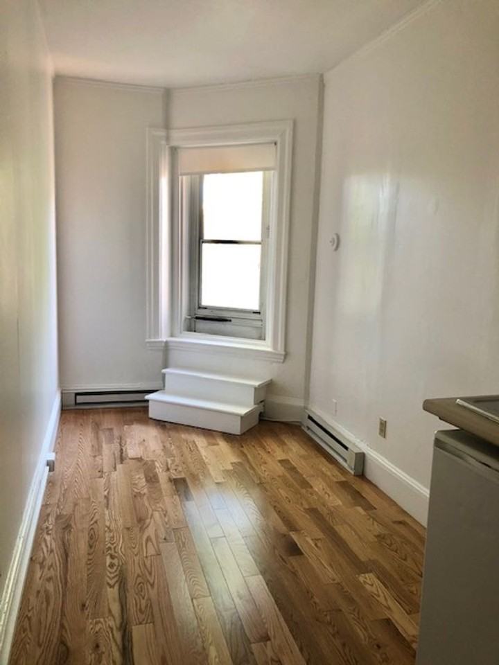 1061 Beacon St - Photo 2 of 4