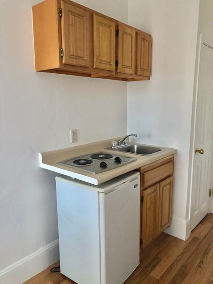 1061 Beacon St - Photo 3 of 4
