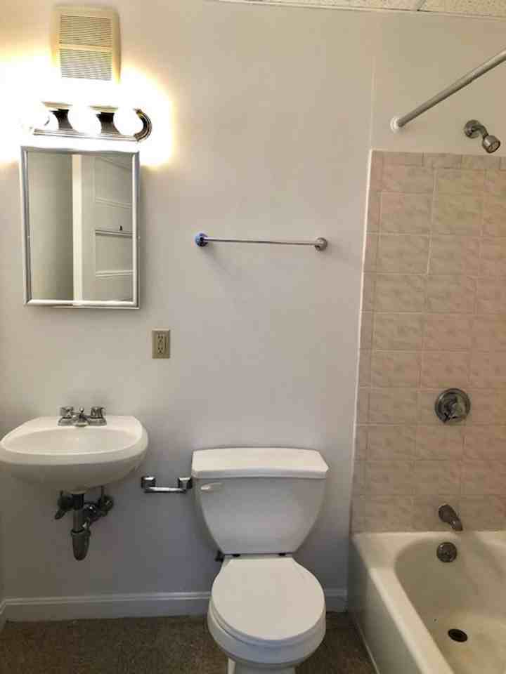1061 Beacon St - Photo 4 of 4
