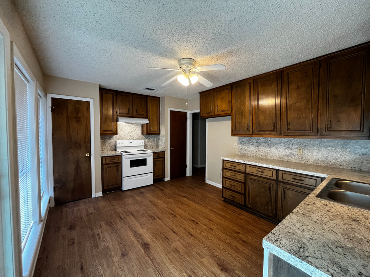 211 Taos Dr - Photo 4 of 12
