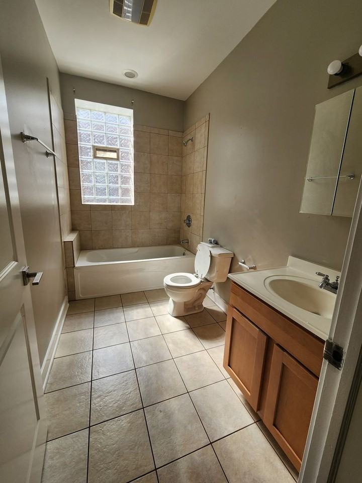 2320 - Photo 3 of 20