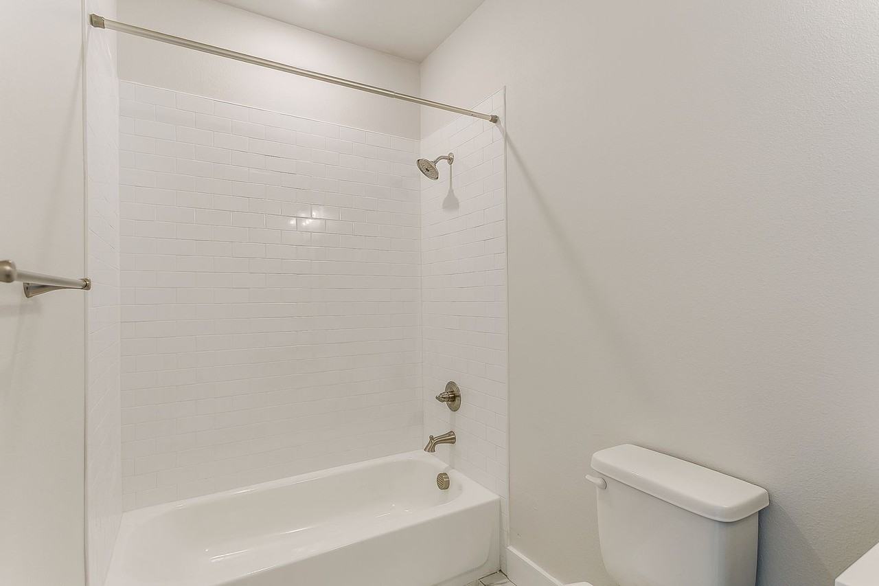 3133 Greene Ave - Photo 3 of 42