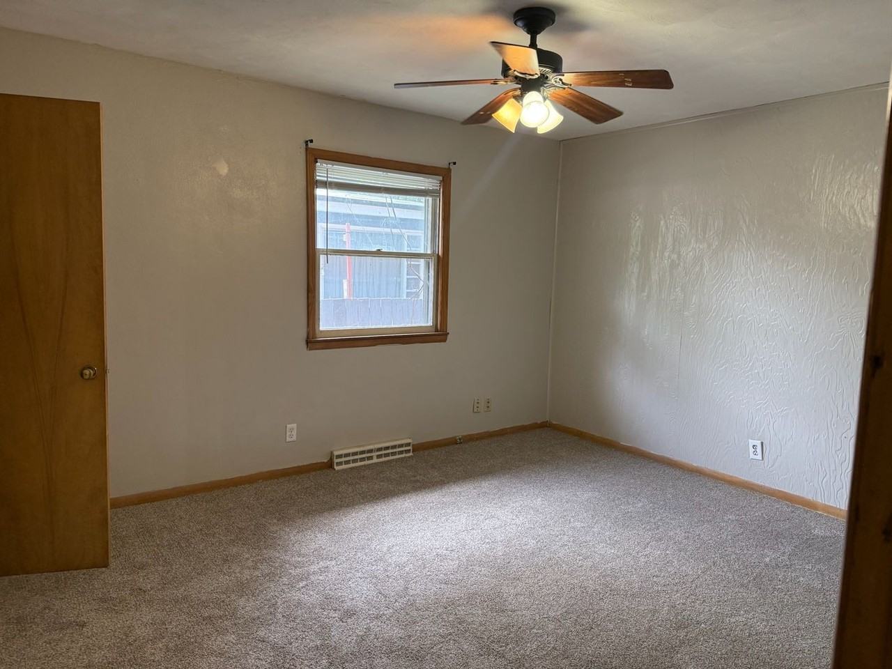 815 Charles St - Photo 3 of 9