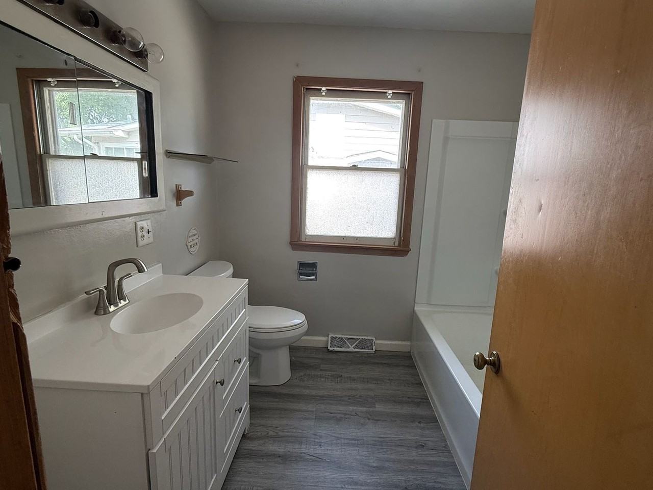 815 Charles St - Photo 5 of 9