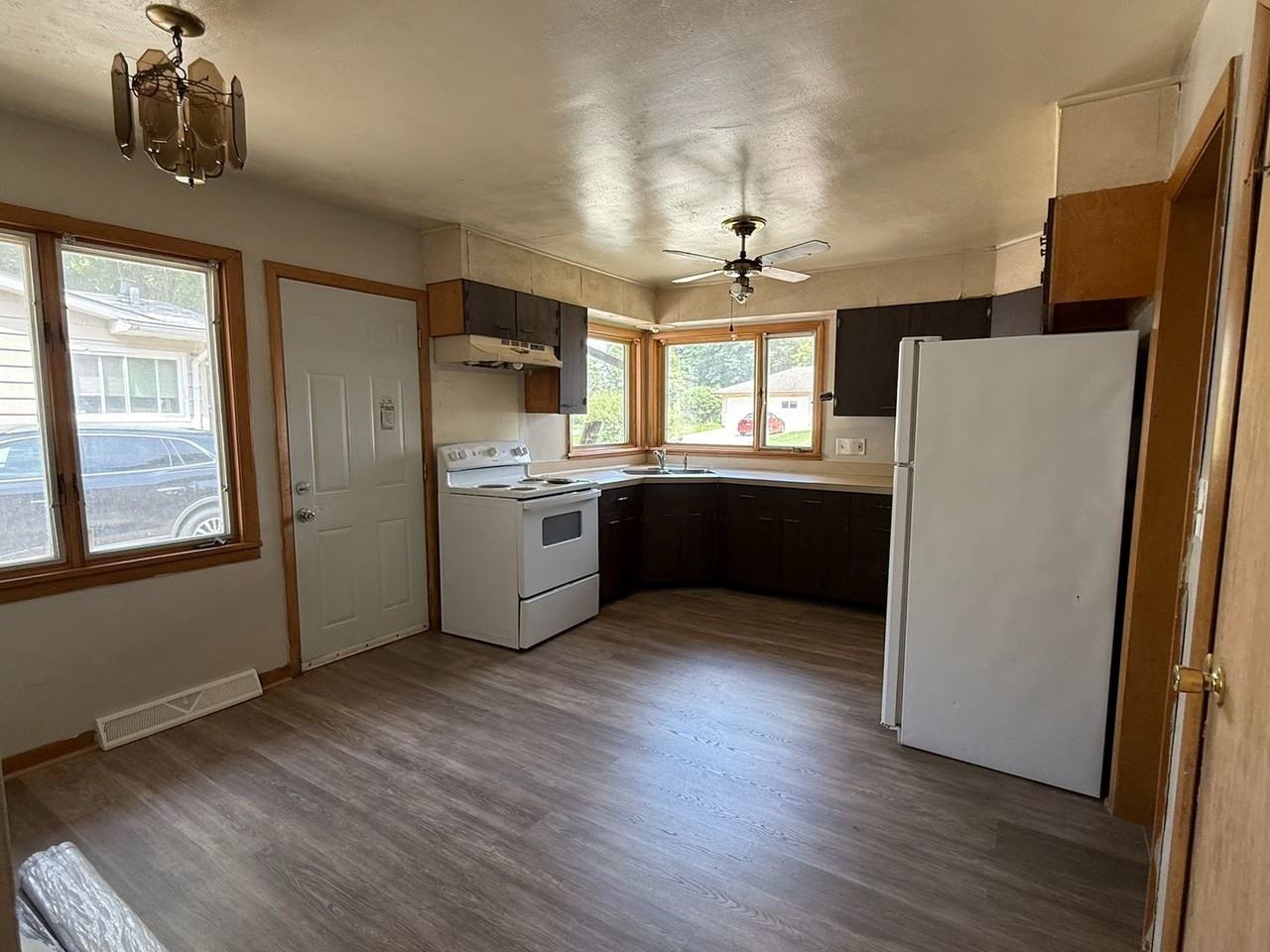 815 Charles St - Photo 6 of 9