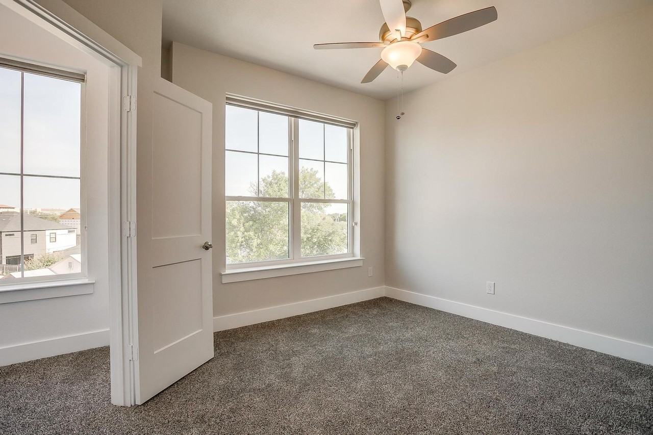2321 Benbrook Blvd - Photo 6 of 40