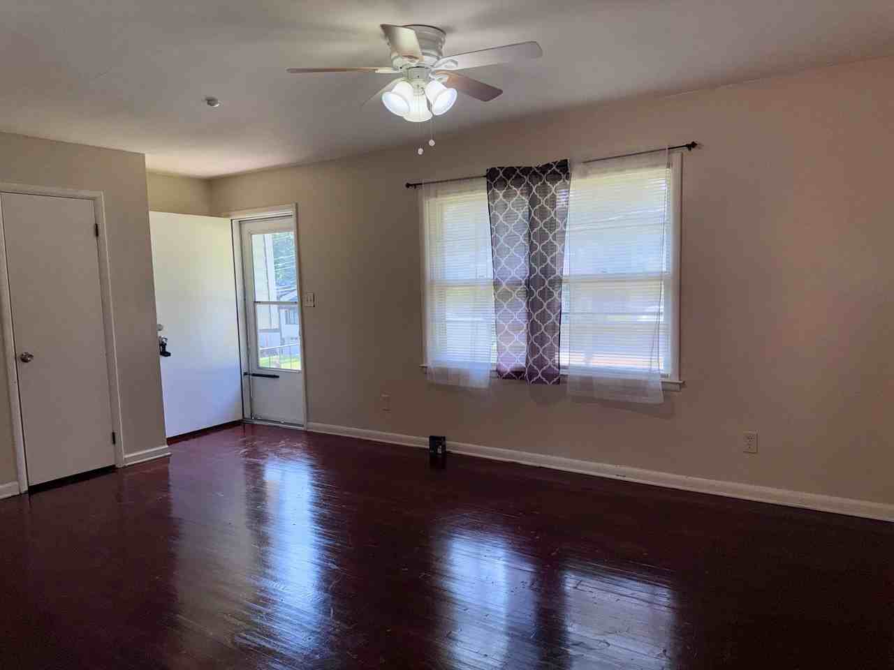 430 Windsor Dr - Photo 4 of 21