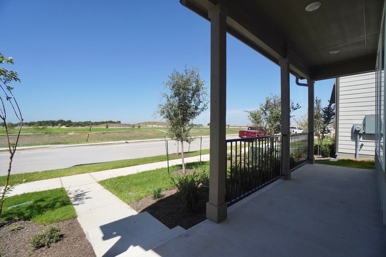 112 Hartson Dr - Photo 4 of 36
