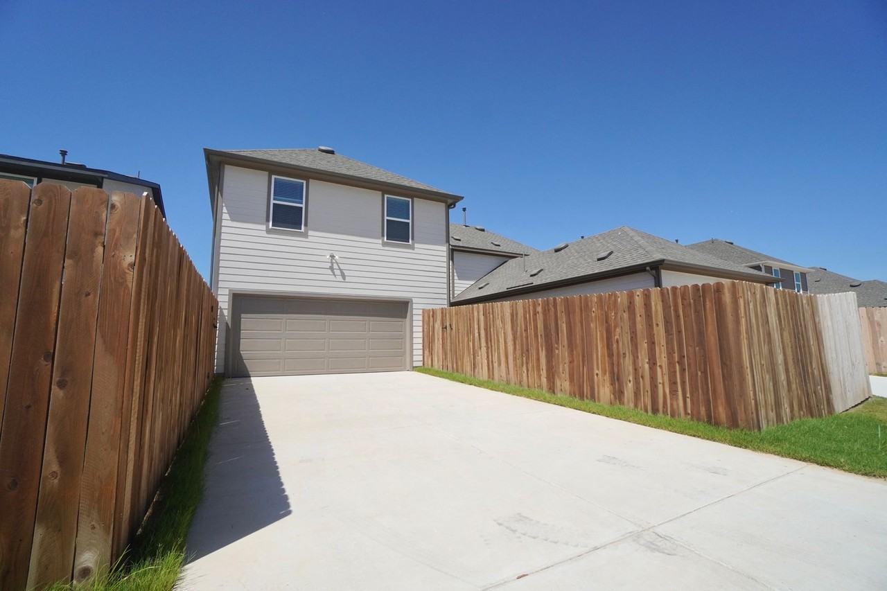 112 Hartson Dr - Photo 5 of 36