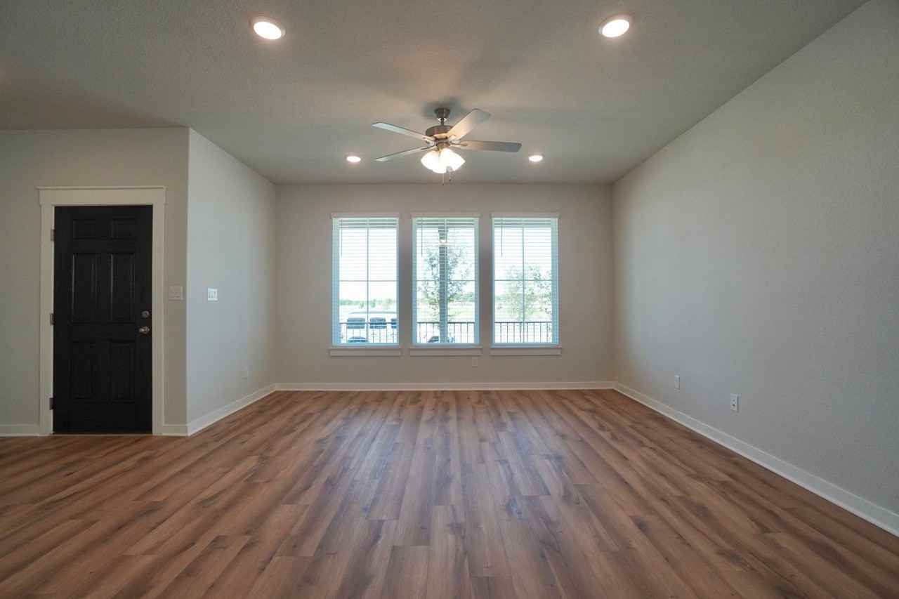 112 Hartson Dr - Photo 6 of 36