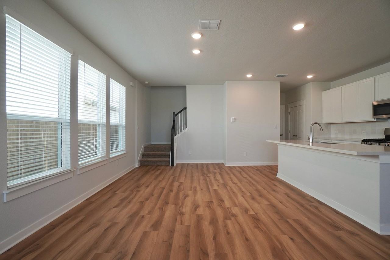 112 Hartson Dr - Photo 7 of 36