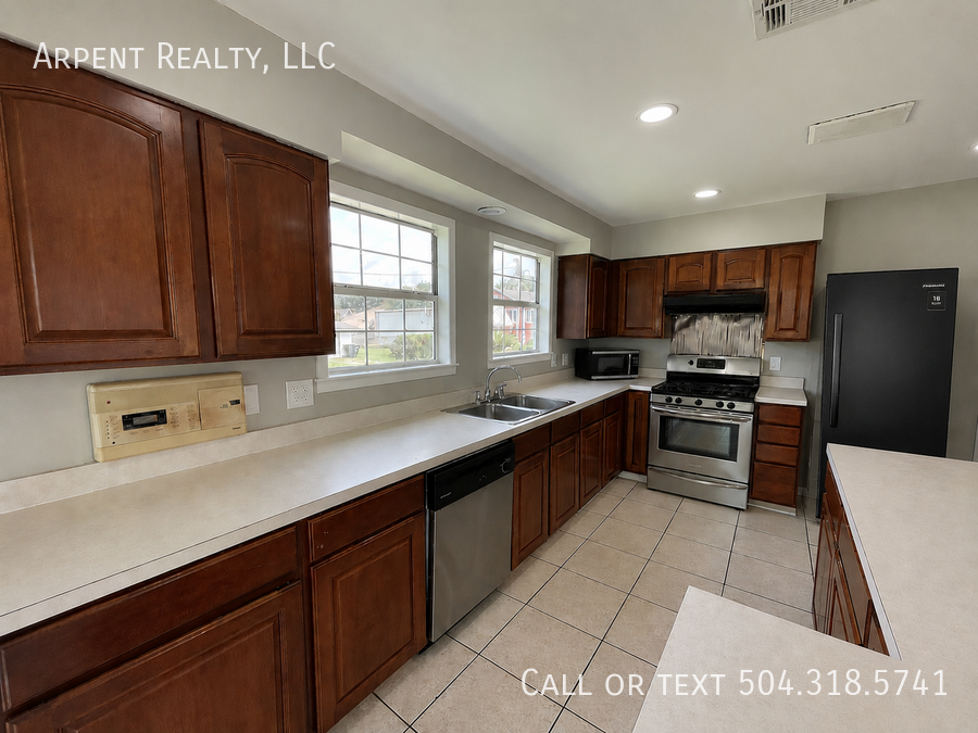 2121 Montesquieu St - Photo 3 of 21
