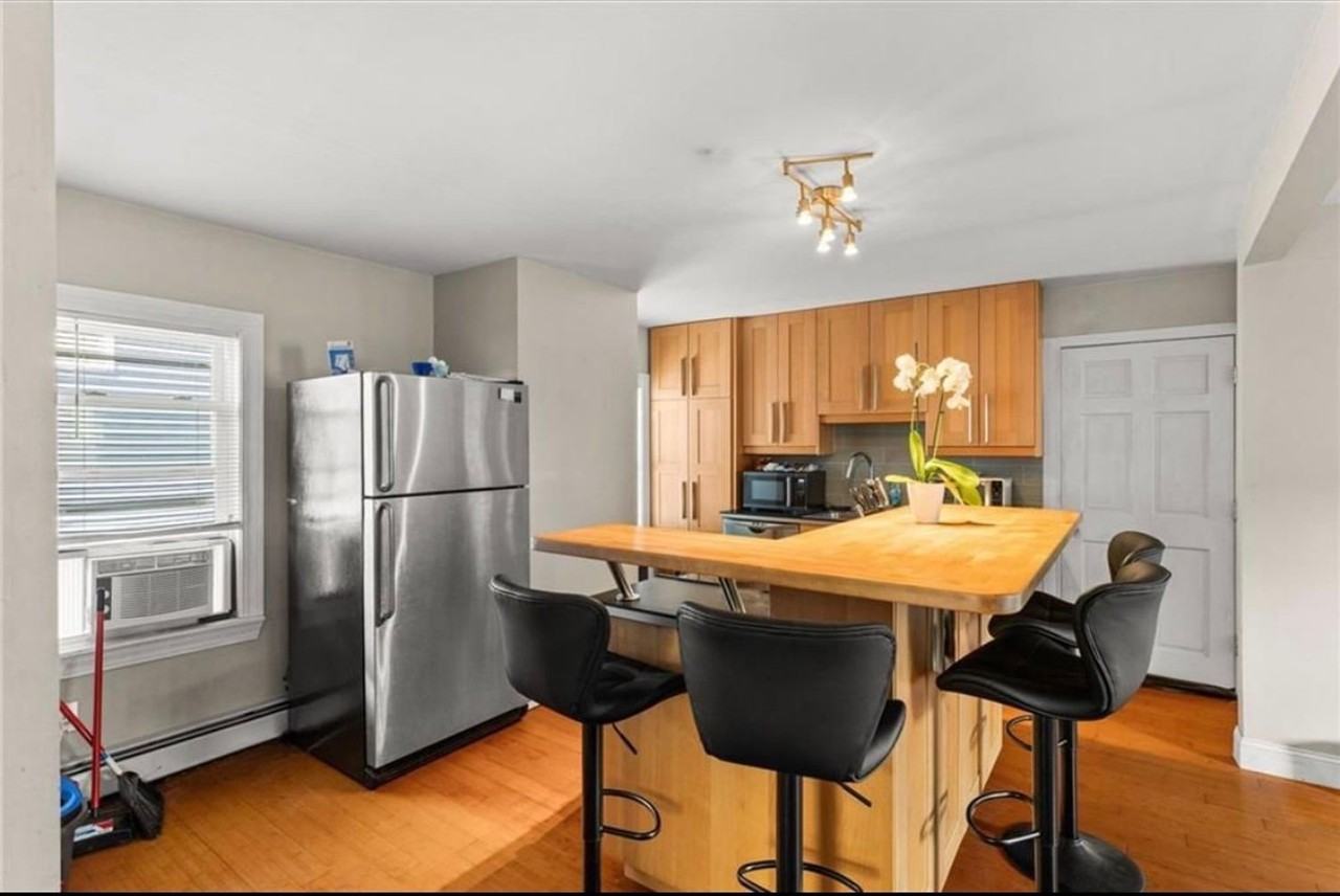 211 Carpenter Street - Photo 2 of 18