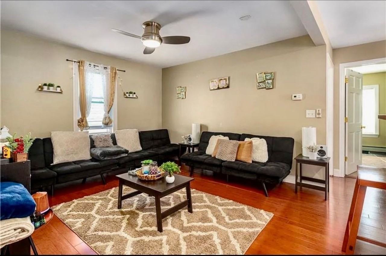 211 Carpenter Street - Photo 4 of 18