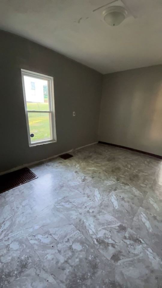 633 Forrest St - Photo 5 of 10