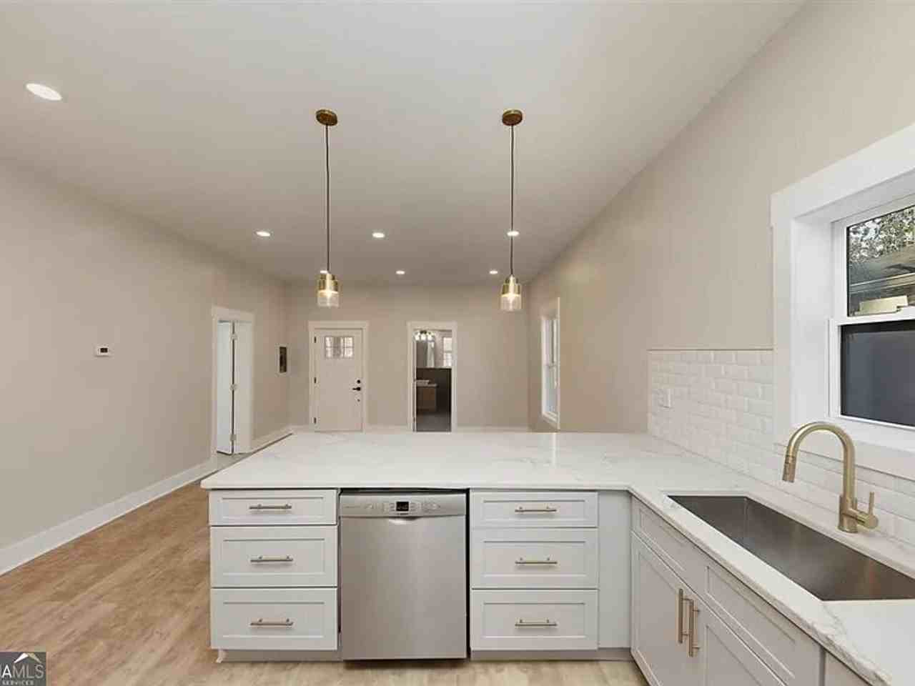 976 Liman Ave Se - Photo 2 of 19