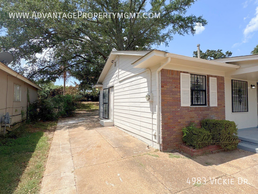 4983 Vickie Dr - Photo 3 of 27