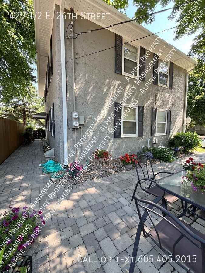 429 1/2 E 26th St - Photo 7 of 25