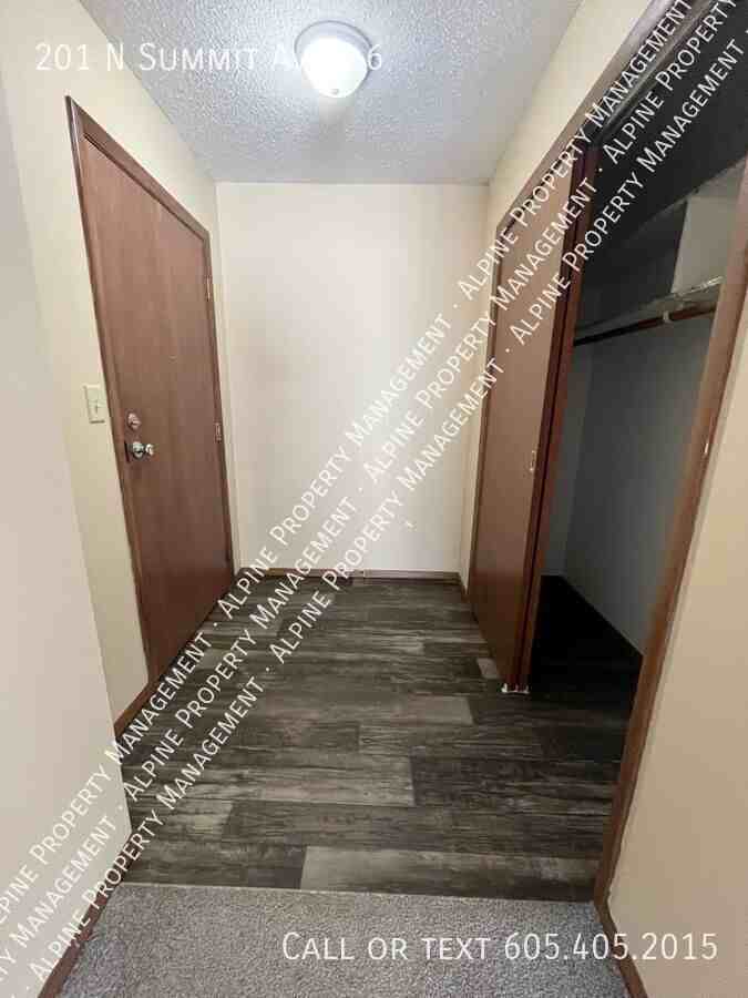 201 N Summit Ave #6 - Photo 5 of 50