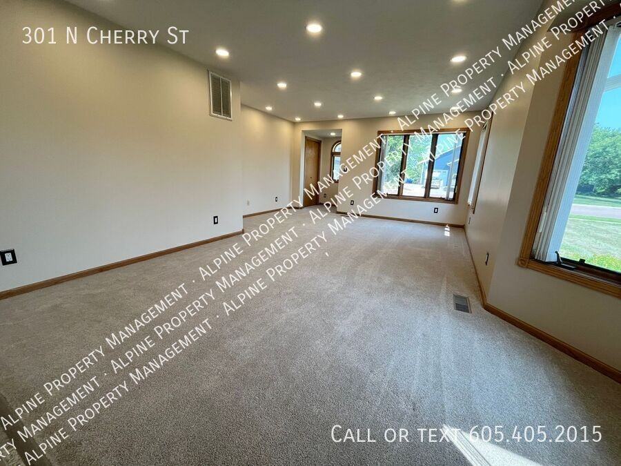 301 N Cherry St - Photo 2 of 27