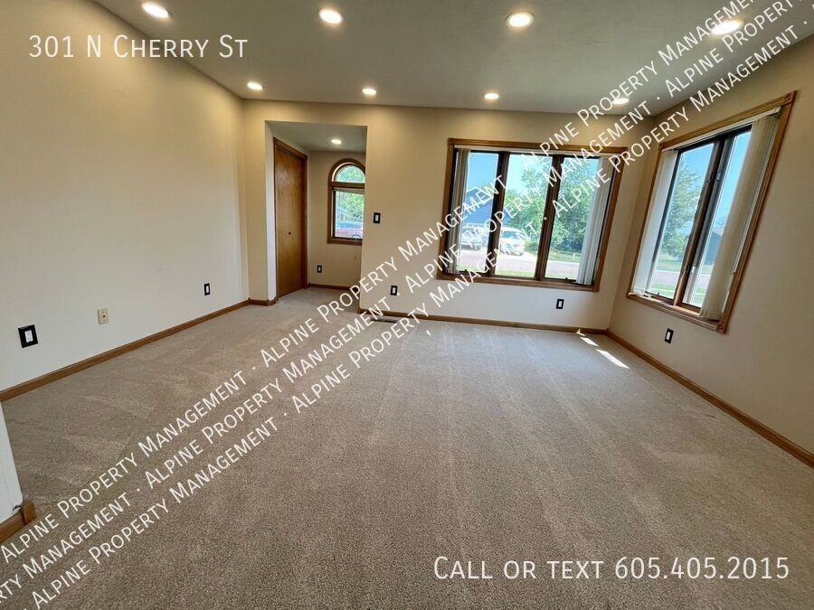 301 N Cherry St - Photo 3 of 27