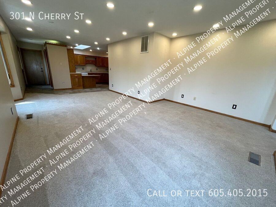 301 N Cherry St - Photo 4 of 27