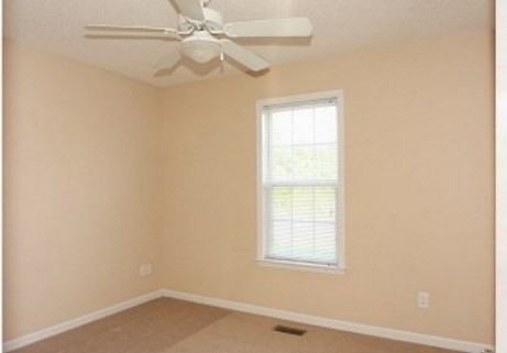 301 Koufax Dr - Photo 7 of 10