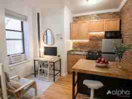 featured image of 332 E 95th St