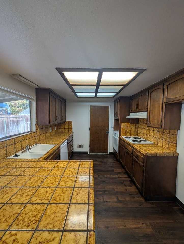 1765 N Denair Ave - Photo 4 of 11
