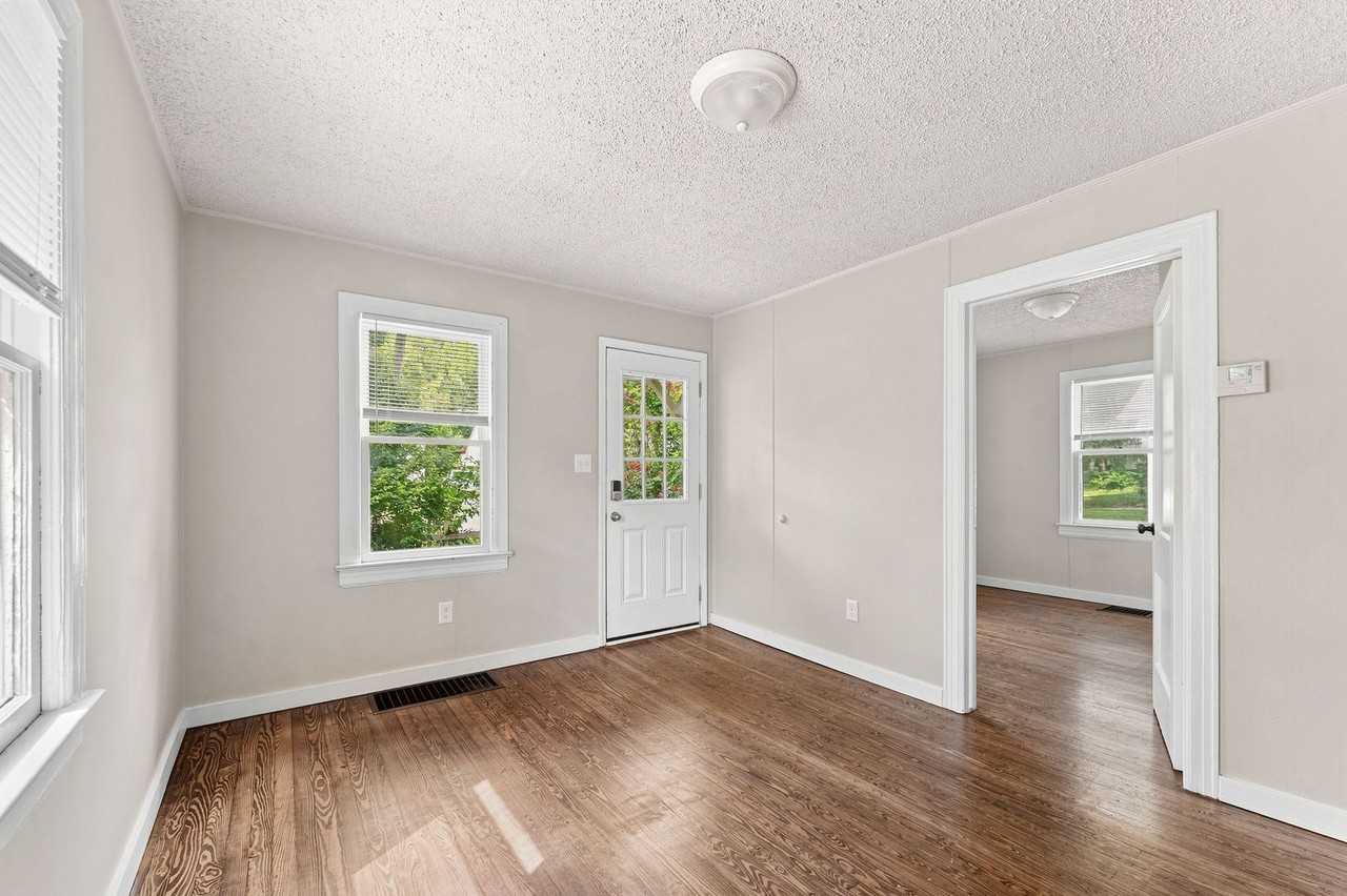 512 E Cozy St - Photo 4 of 18