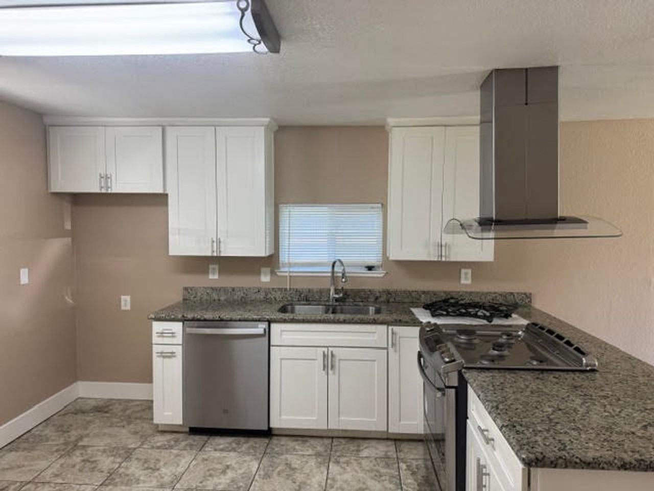 205 W Washington St - Photo 4 of 16