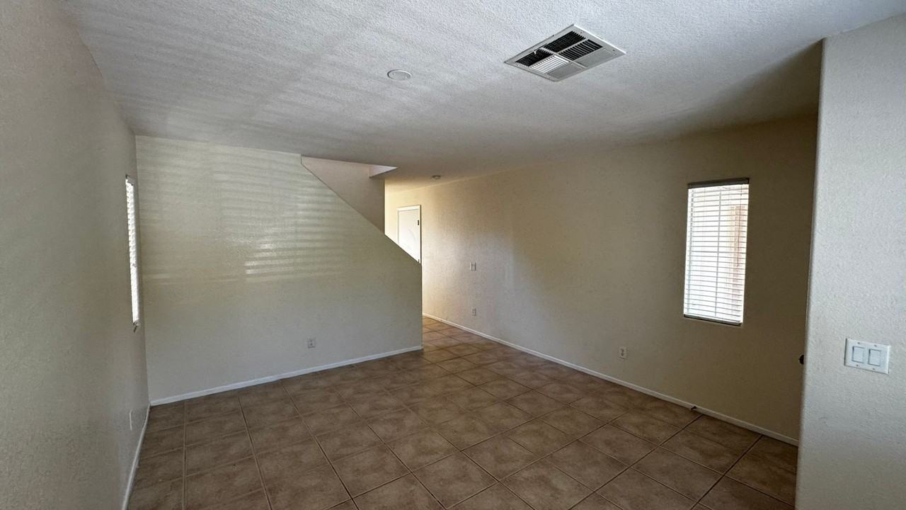 10435 Prairie Schooner Ave - Photo 3 of 28