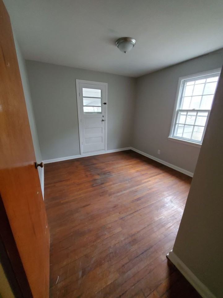 1636 Saint Elmo Ave Ne - Photo 3 of 10