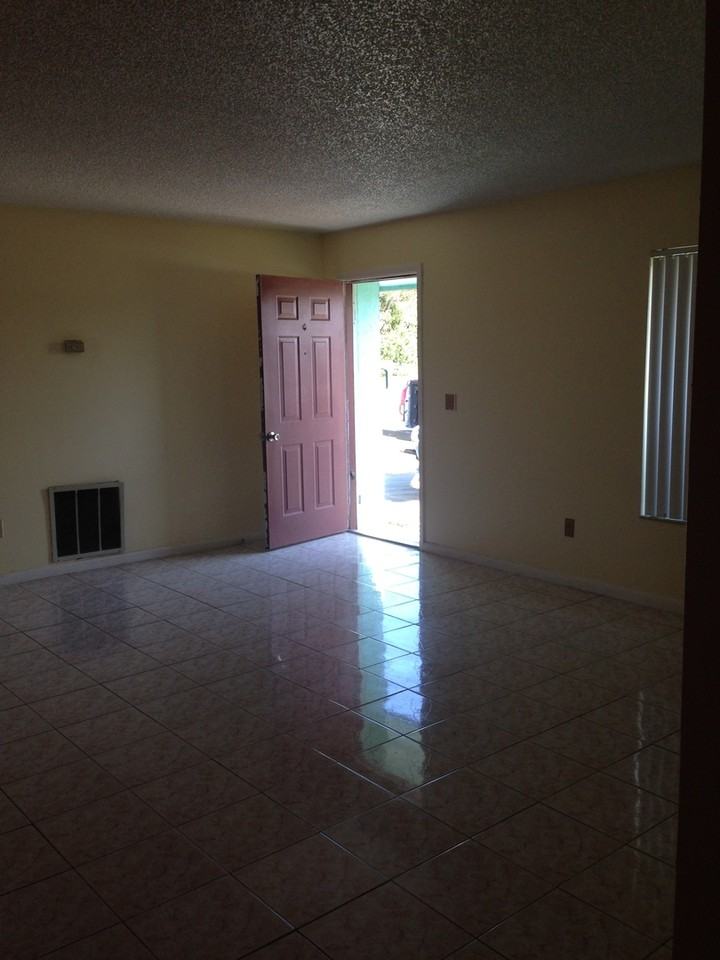 394 Champlain Dr - Photo 3 of 10