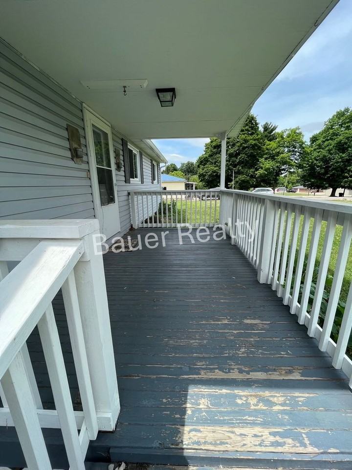 816 James St - Photo 2 of 24