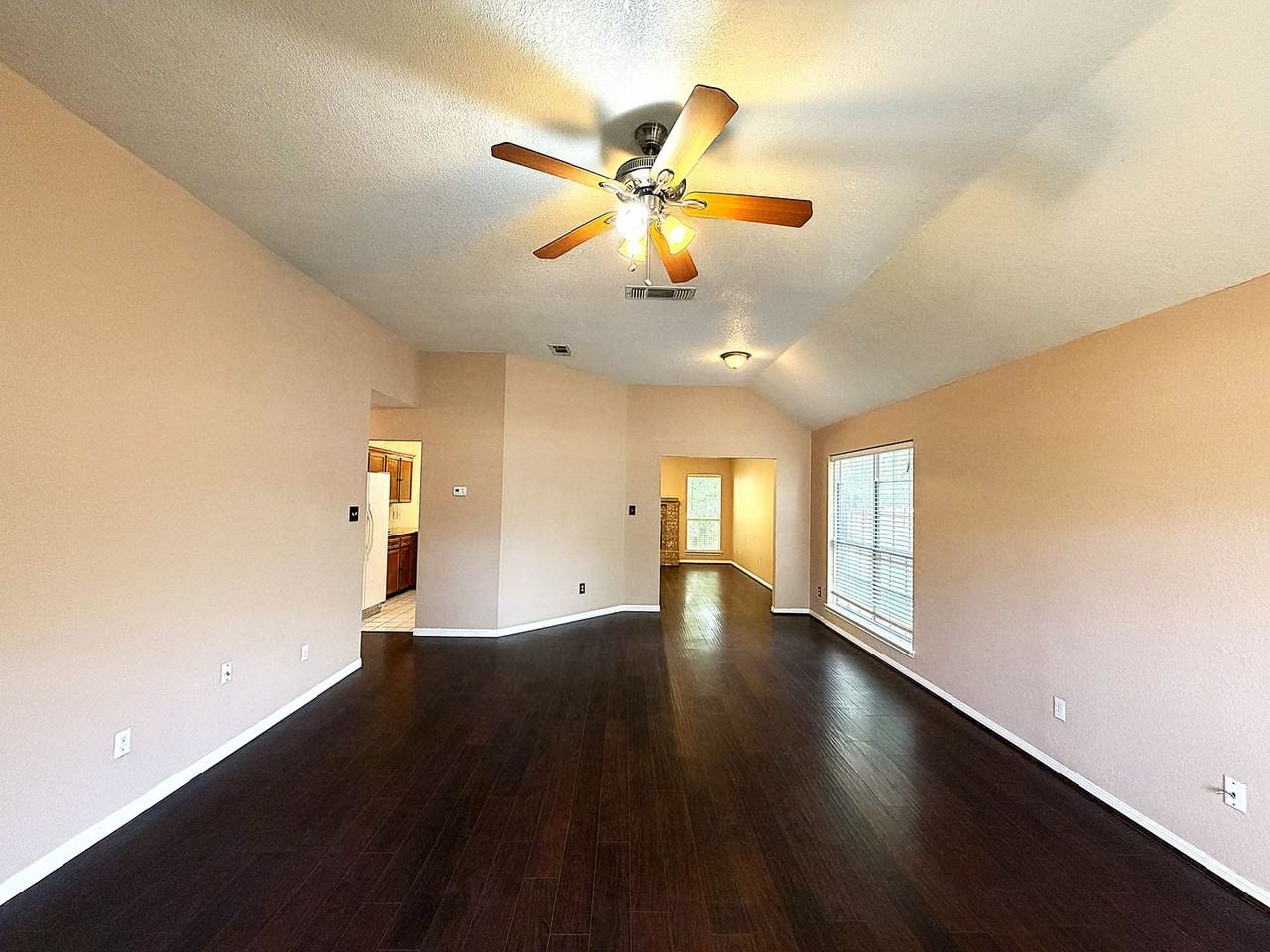 405 Gina Dr - Photo 2 of 32